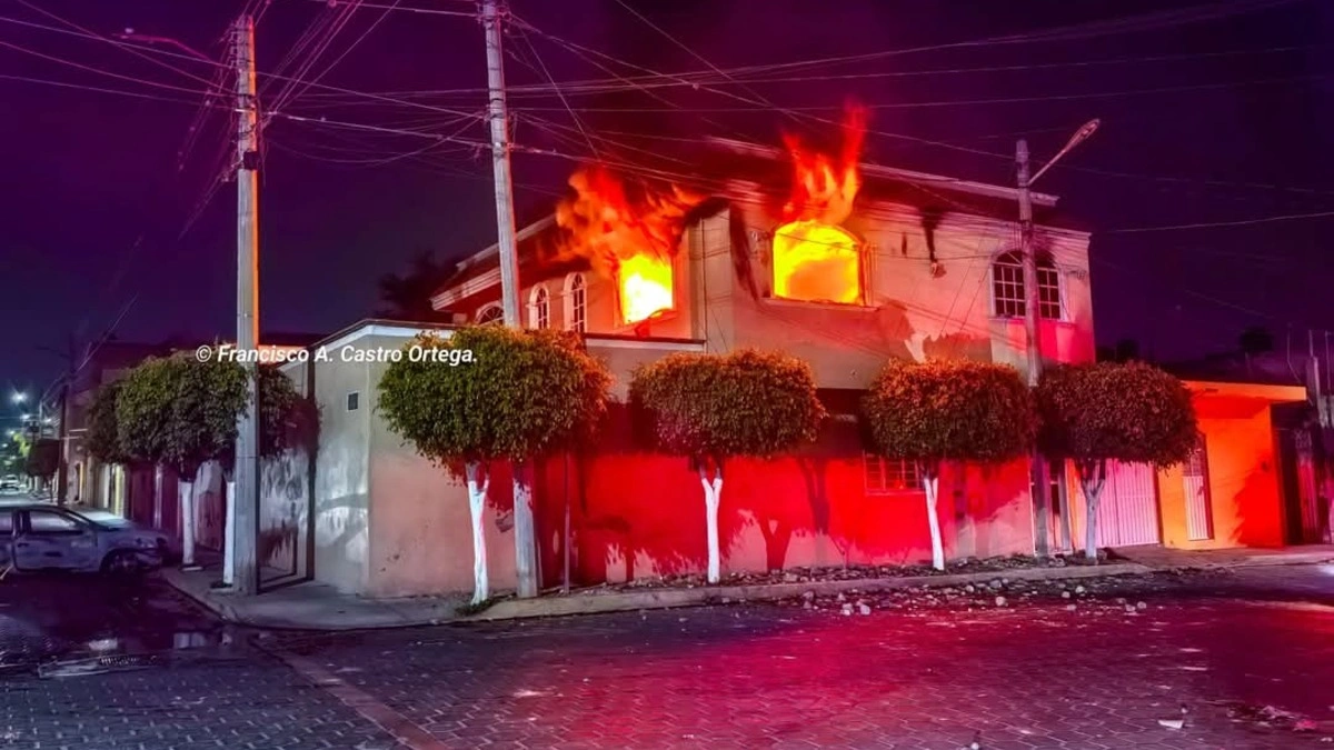 VIDEO: Turba incendia la casa y el carro de golpeadores de comerciante en Tehuacán
