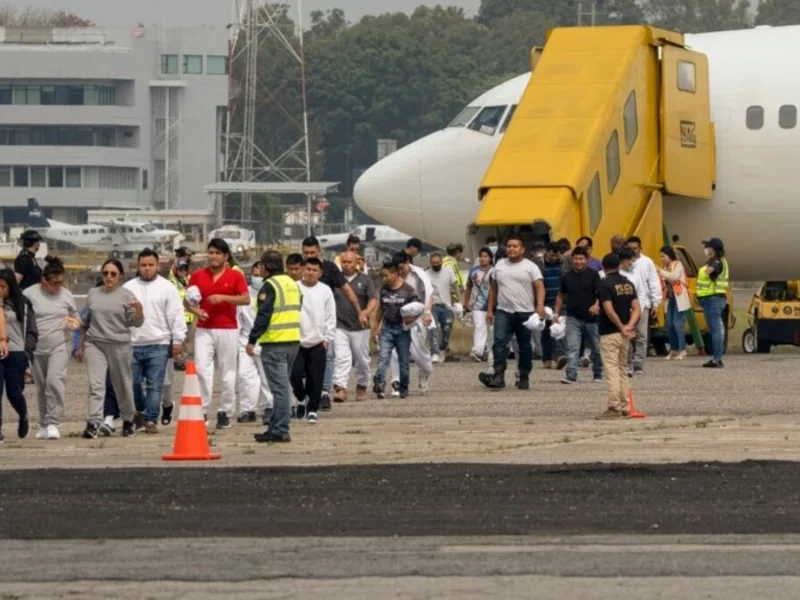 Migrantes poblanos repatriados recibirán cheques para que puedan emprender