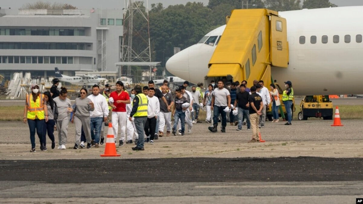 Migrantes poblanos repatriados recibirán cheques para que puedan emprender