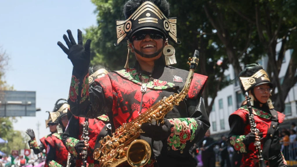Desde las 6:00 de la mañana, se dieron cita para ver el Desfile del 5 de Mayo en Puebla.