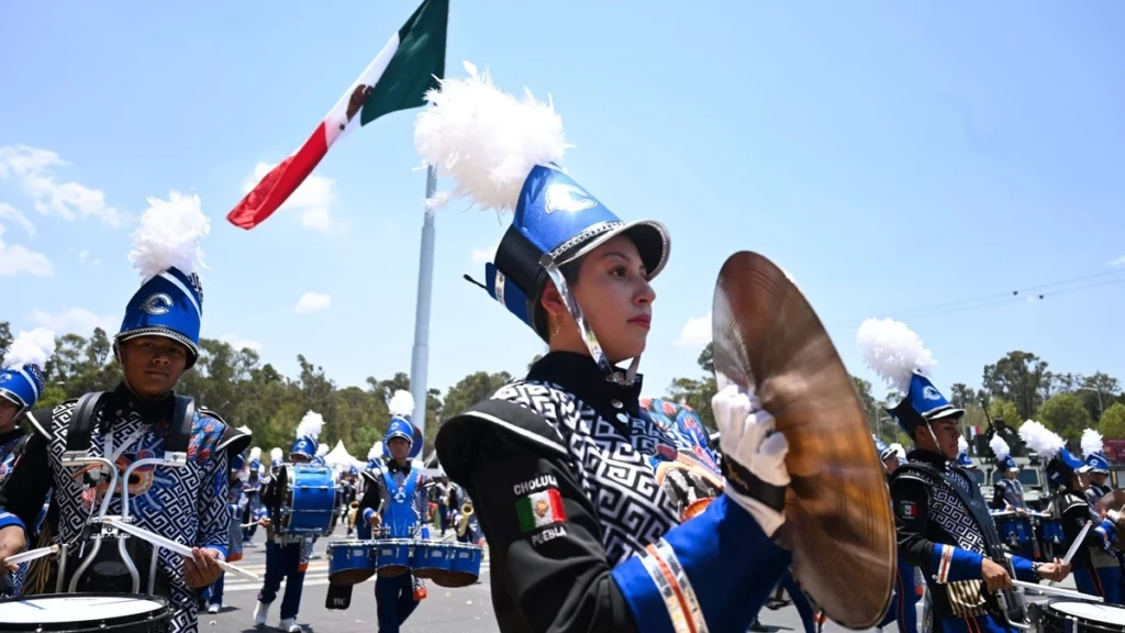 En un ambiente familiar, los poblanos vivieron el Desfile del 5 de Mayo conmemorativo al 163 aniversario de la Batalla de Puebla.