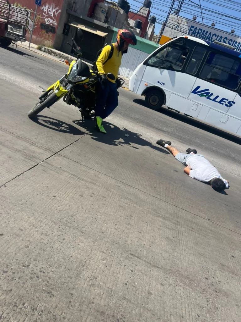 Paramédicos a bordo de la ambulancia A-05 arribaron al lugar para atender a la víctima, al que identificaron como Raúl Eduardo N., de 27 años.