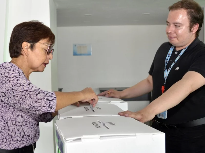 La rectora Lilia Cedillo emitió su voto para la elección del nuevo Consejo Universitario