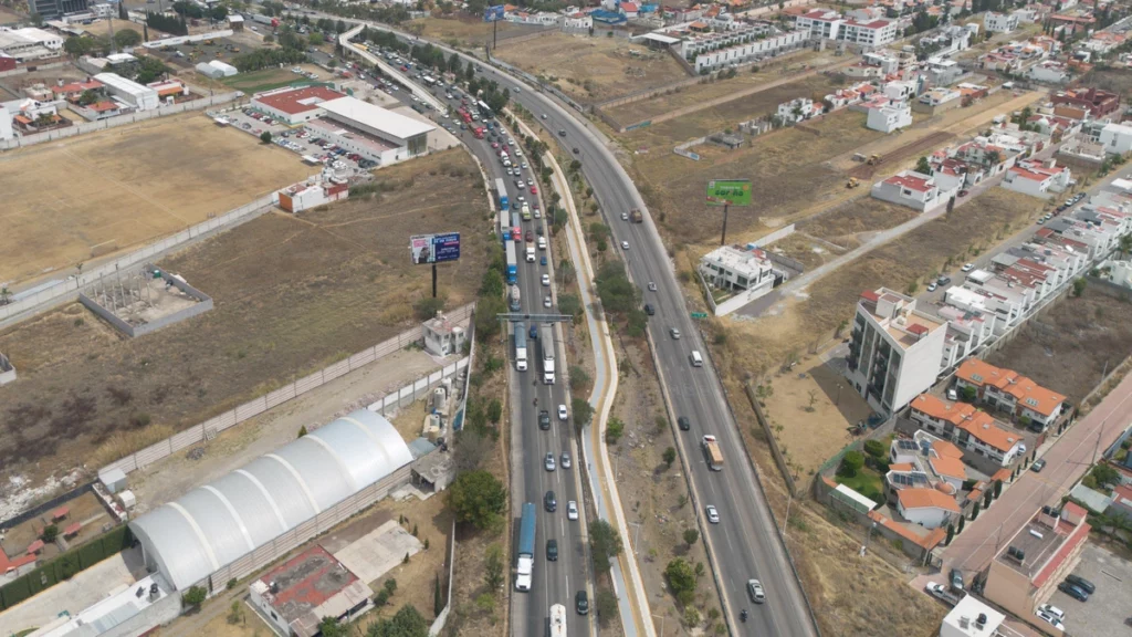 Los manifestantes en la federal Atlixco, que cumplen 24 horas, amagan con tomar la presidencia de San Andrés Cholula.