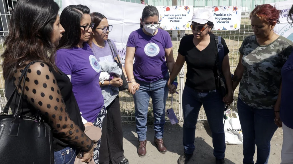 Este jueves, un fancés y y una poblana se manifestaron por la custodia de su hija frente a Casa de Justicia.