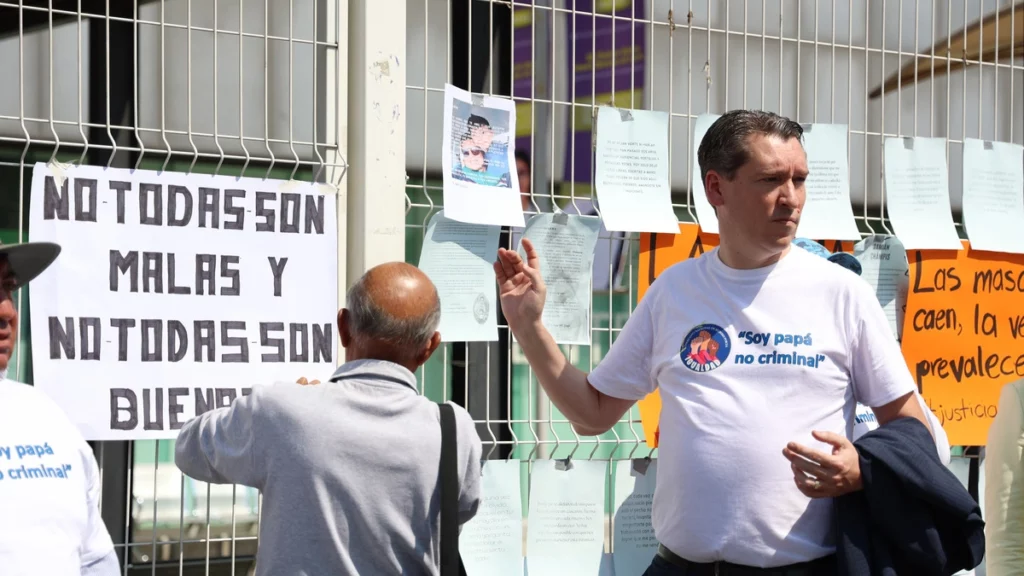 El francés David Harrison y la poblana Daniel Flores acudieron a la Casa de Justicia para manifestarse por el caso de la custodia de su hija.