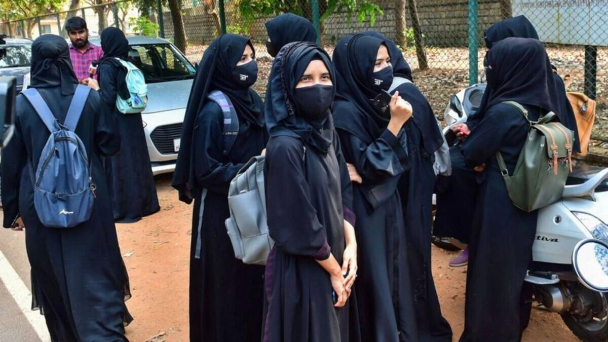 Suspenden ley que castiga a mujeres que no portan su hiyab en Irán