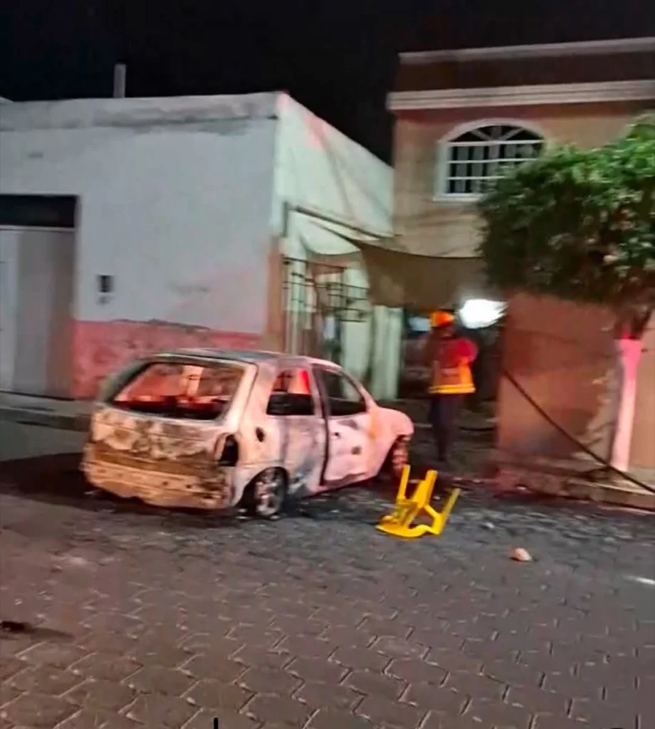 Durante la madrugada del jueves, incendiaron la vivienda y vehículo de agresores de joven comerciante en Tehuacán.