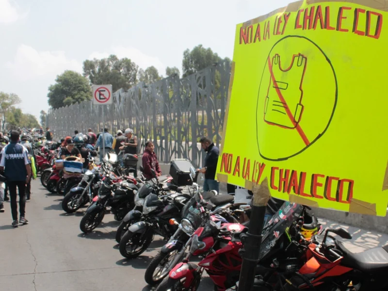 Motociclistas se manifiestan contra la Ley Chaleco en el Congreso de Puebla 