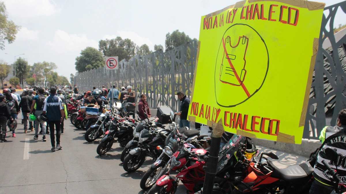 Motociclistas se manifiestan contra la Ley Chaleco en el Congreso de Puebla 
