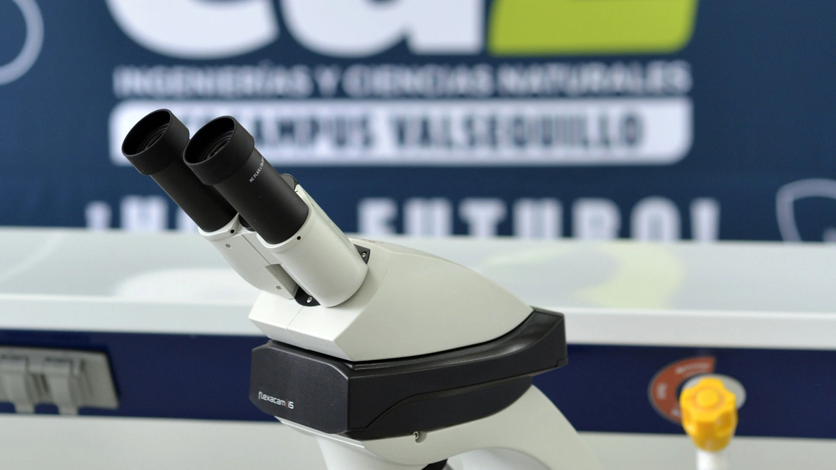 Entrega rectora Lilia Cedillo 50 microscopios para laboratorios en CU2