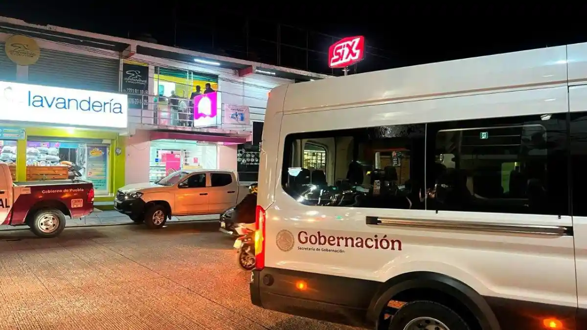 Vehículo en el que trasladaron a los migrantes asegurados en el operativo realizado en Cuautlancingo.