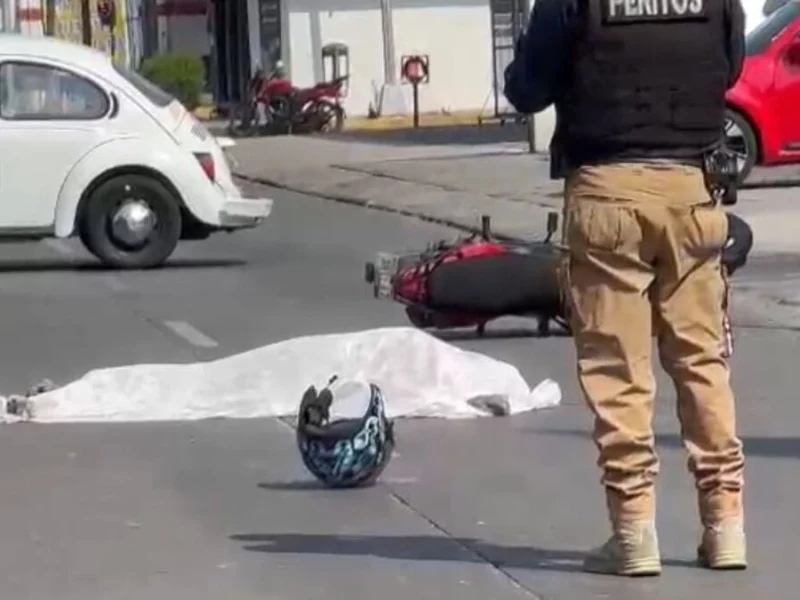 Conductor embiste a motociclistas en el Circuito Juan Pablo ll; la mujer murió