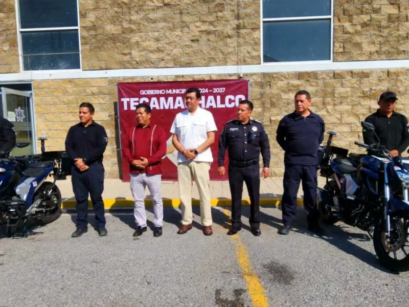 Mateo Hernández entrega de motopatrullas en Tecamachalco