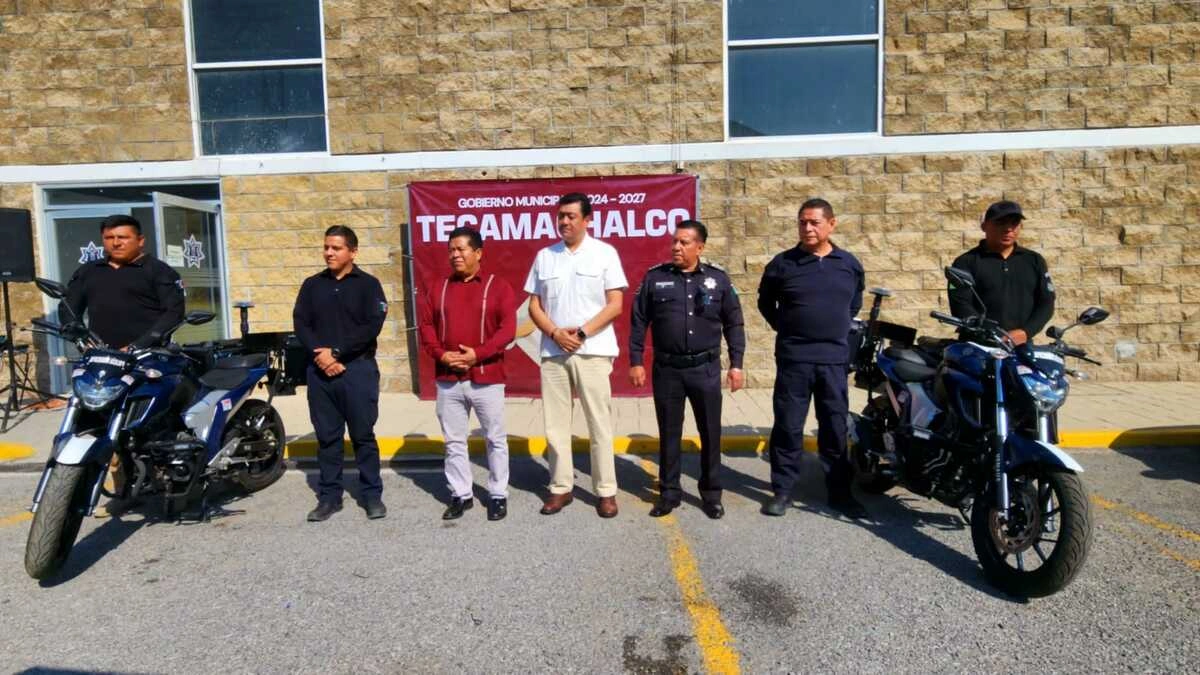 Mateo Hernández entrega de motopatrullas en Tecamachalco