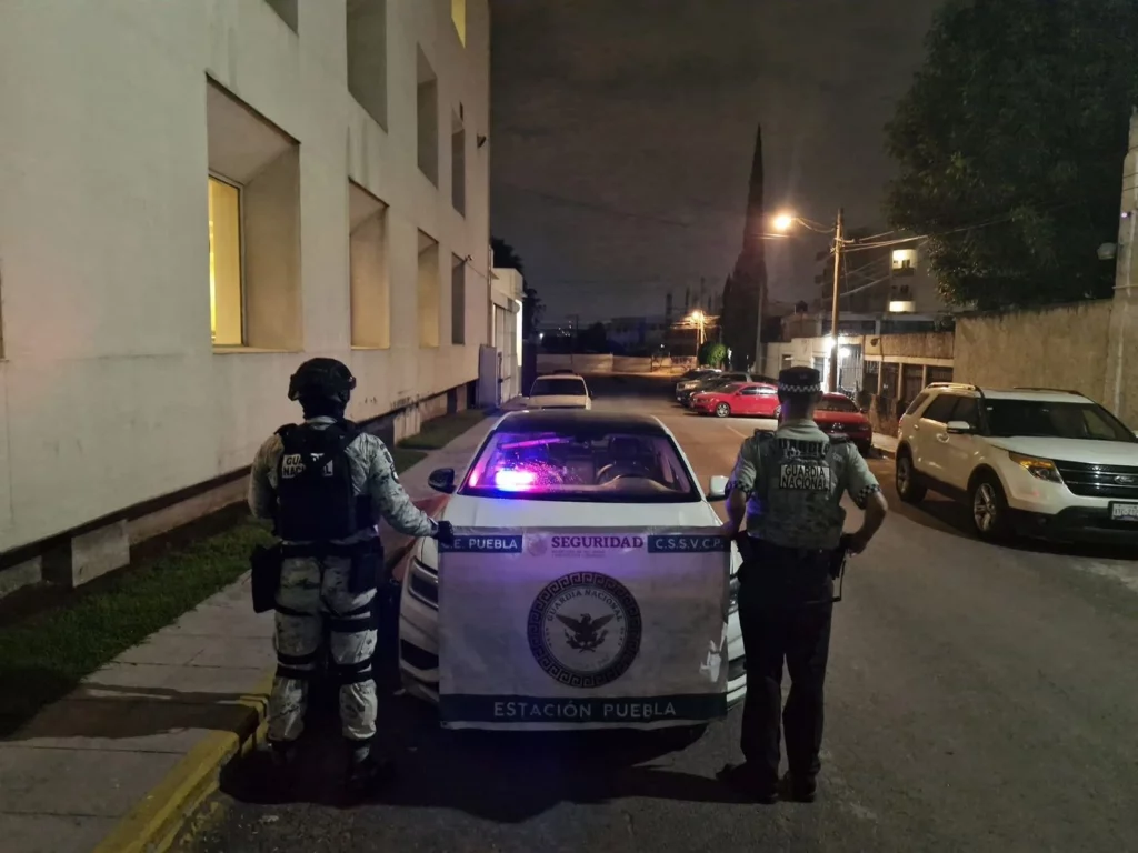 Aunque detuvieron a un asaltante con patrulla falsa en la Puebla-Orizaba, sus cómplices escaparon.