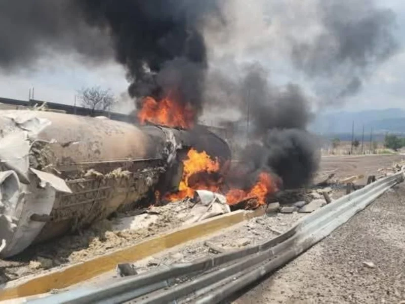 Volcadura e incendio de pipa provoca cierres en la México-Puebla