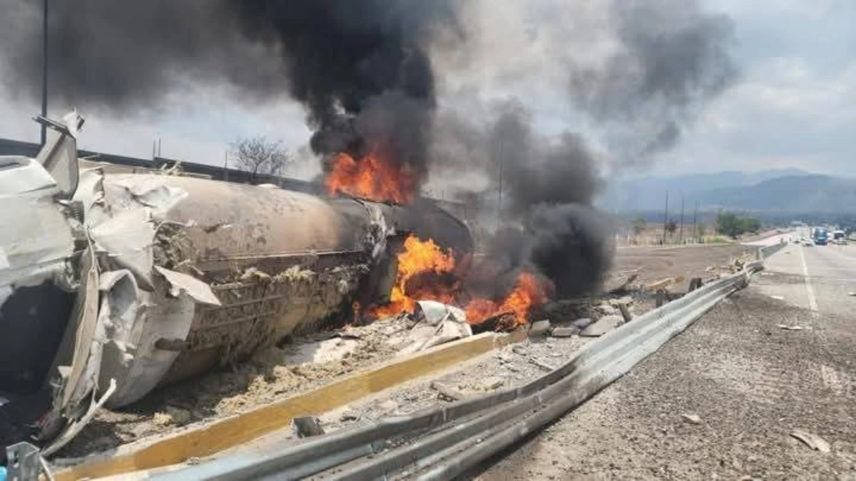 Volcadura e incendio de pipa provoca cierres en la México-Puebla