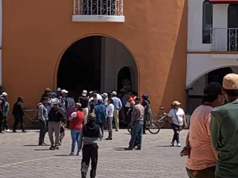 Pobladores de Tlachichuca corren a integrantes del nuevo Concejo Municipal 