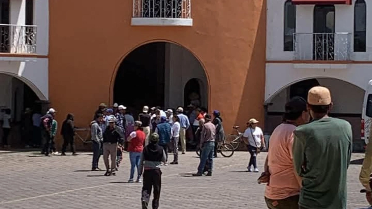 Pobladores de Tlachichuca corren a integrantes del nuevo Concejo Municipal 