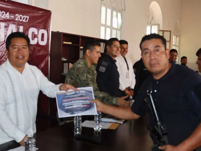 Mateo Hernández entrega reconocimientos a elementos de la policía de Tecamachalco