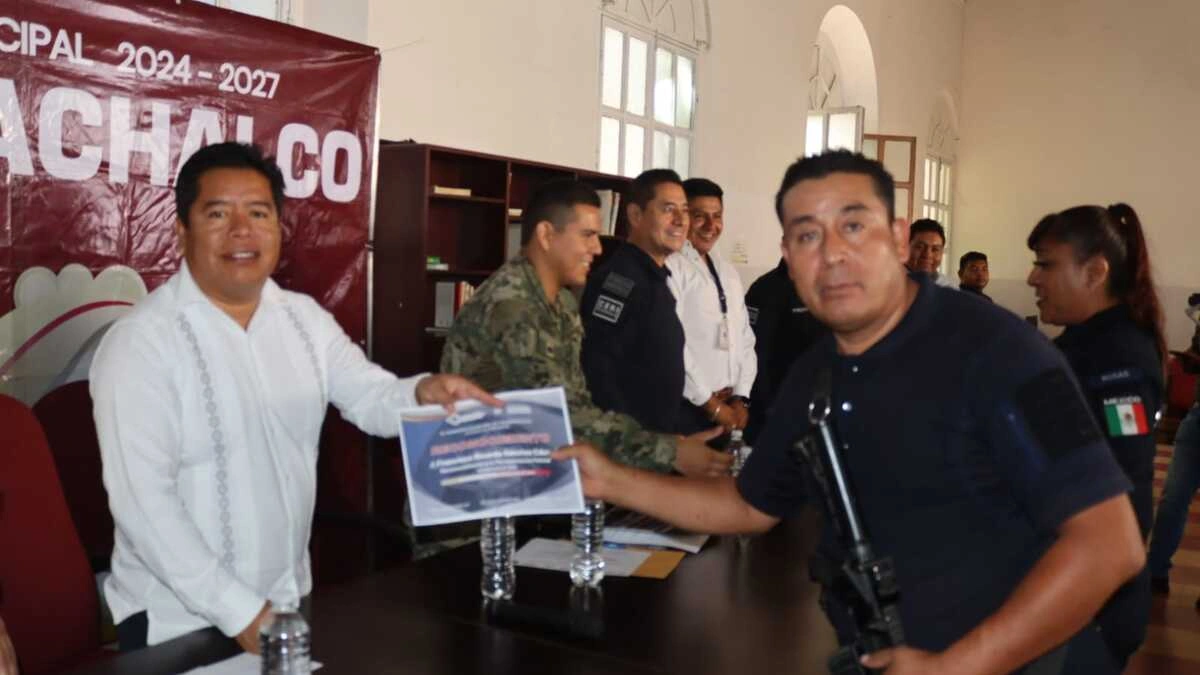 Mateo Hernández entrega reconocimientos a elementos de la policía de Tecamachalco