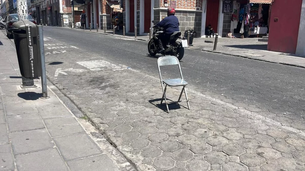 Algunos automovilistas comenzaron a estacionarse en privadas para evitar los parquímetros en Puebla.