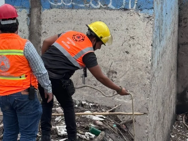 Miden la profundidad del Puente Negro para labores de limpia 