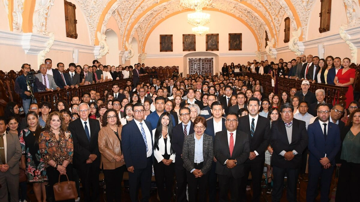 Lilia Cedillo toma protesta al nuevo Consejo Universitario de la BUAP 