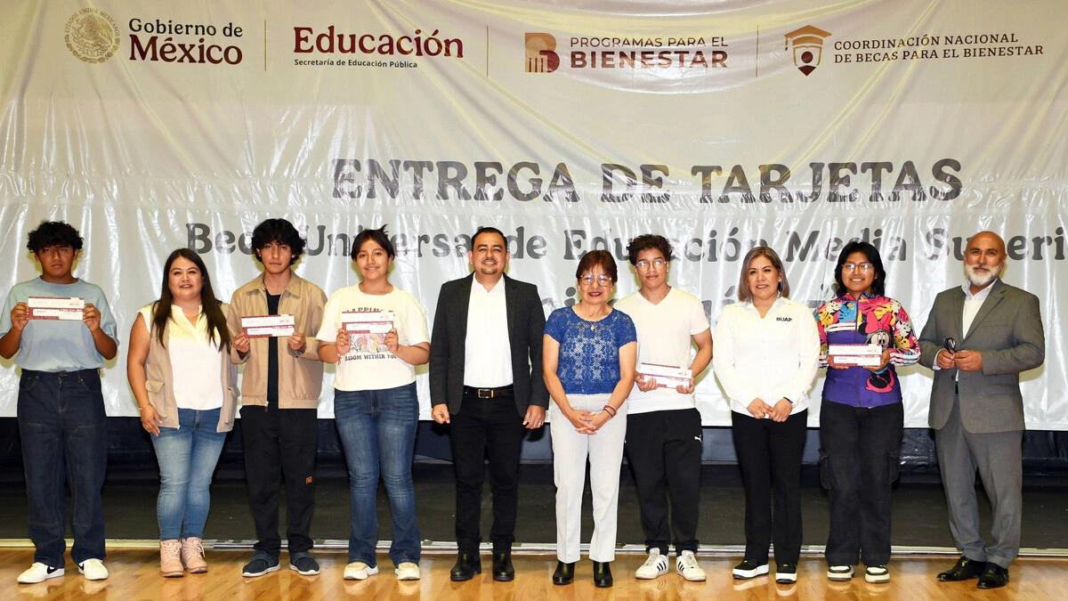 En la BUAP entregan tarjetas de la Beca Universal de Educación Media Superior “Benito Juárez”