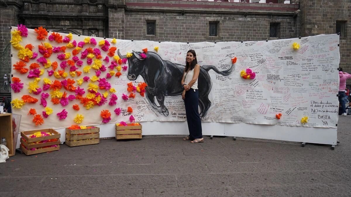 Instalan mural contra la tauromaquia en el zócalo de Puebla  