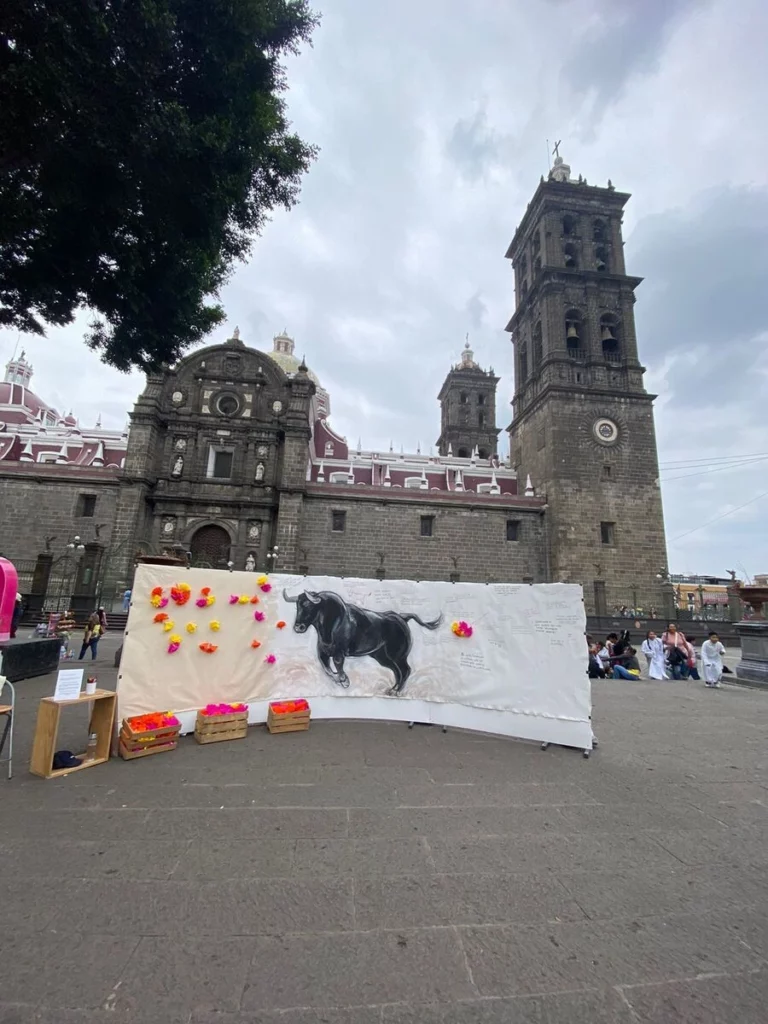 Animalistas tomaron el zócalo para instalar un mural contra la tauromaquia en el zócalo de Puebla .