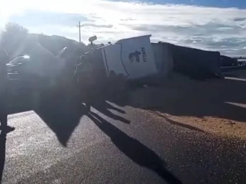 Vuelca tráiler cargado de maíz en la Puebla-Orizaba