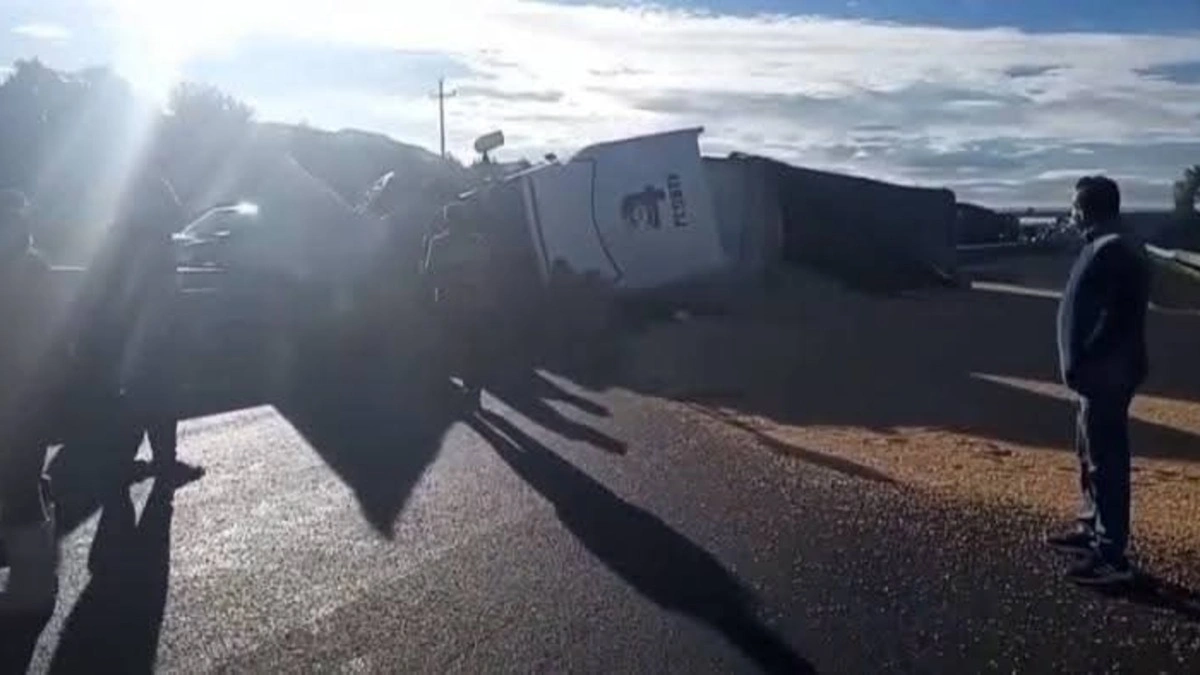 Vuelca tráiler cargado de maíz en la Puebla-Orizaba