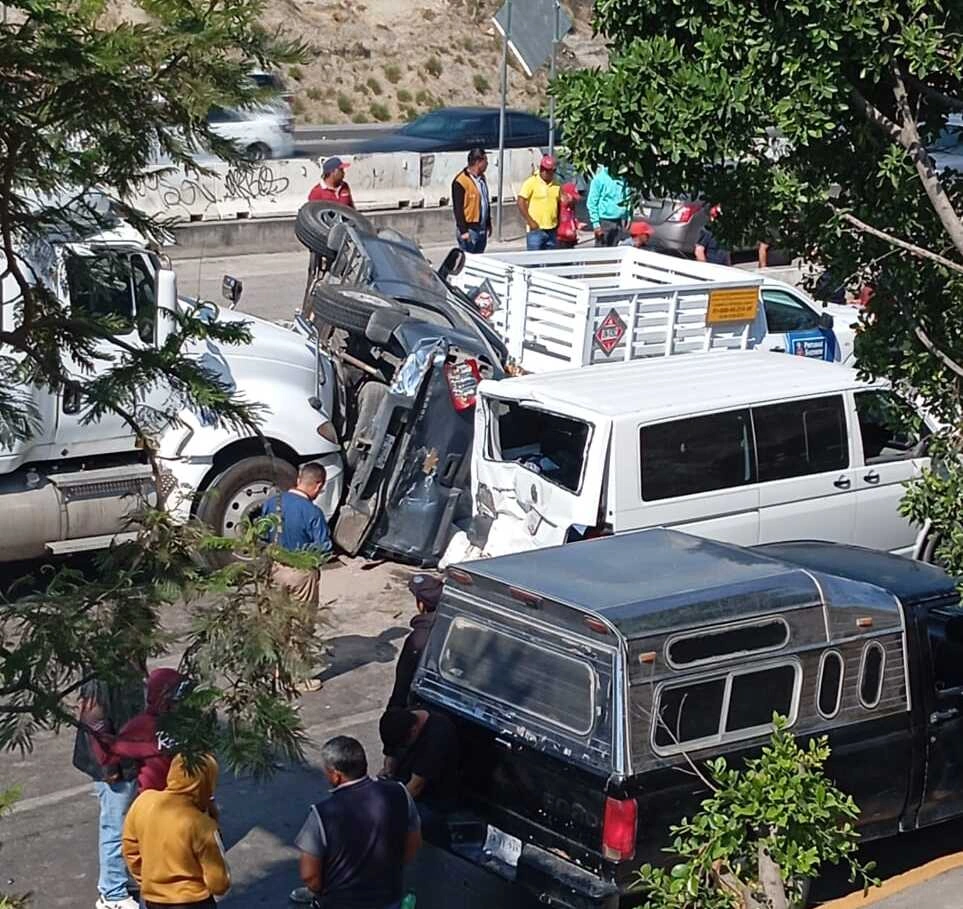 La carambola que protagonizó un tráiler en Periférico Ecológico no ha cobrado vidas.