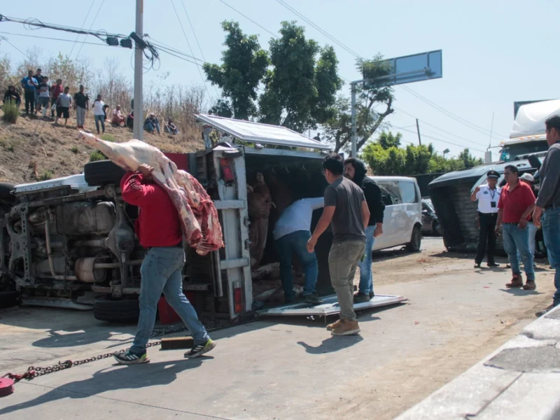 Tráiler embiste a nueve vehículos en Periférico Ecológico y cierran la circulación  