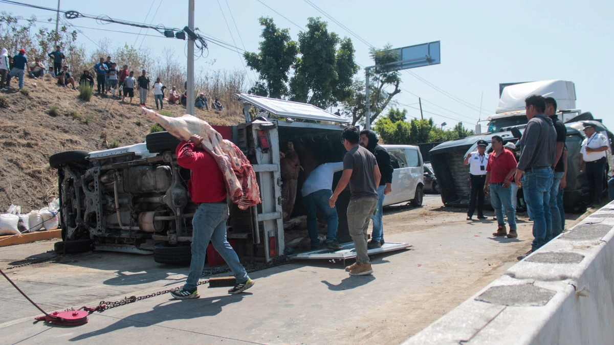 Tráiler embiste a nueve vehículos en Periférico Ecológico y cierran la circulación  