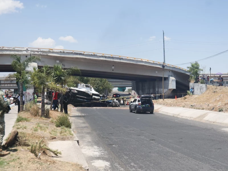 Ahora tráiler cae del Periférico Ecológico a la carretera federal Puebla-Tehuacán  