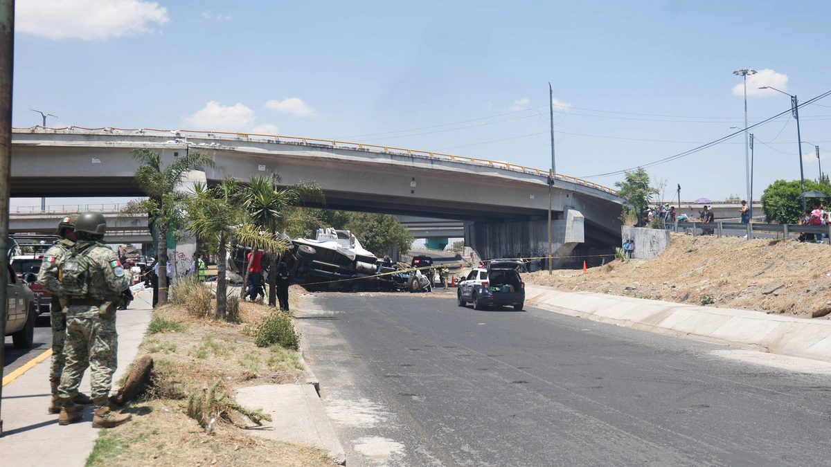 Ahora tráiler cae del Periférico Ecológico a la carretera federal Puebla-Tehuacán  