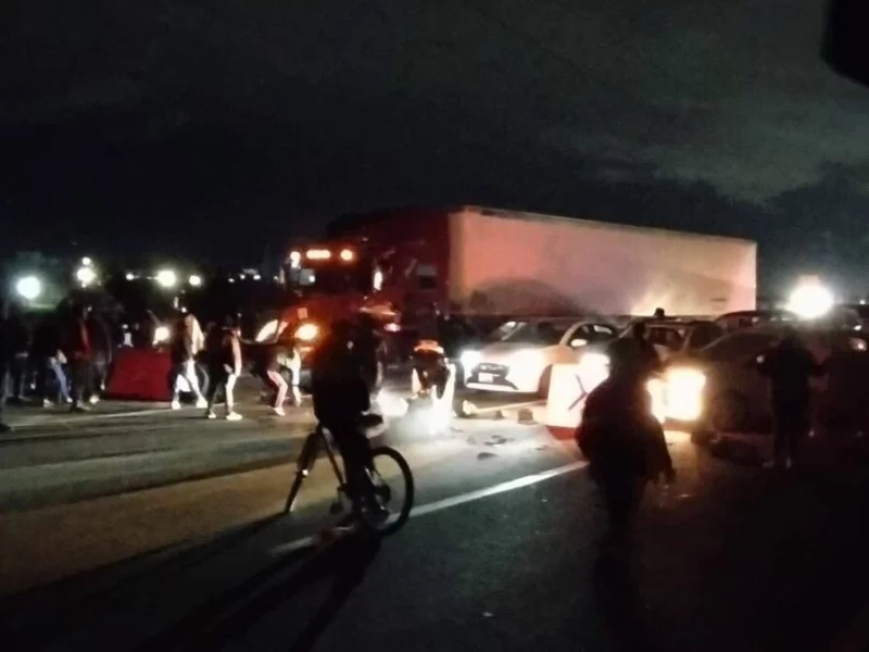 Pobladores de San Miguel Xoxtla bloquean la autopista México-Puebla en ambos sentidos