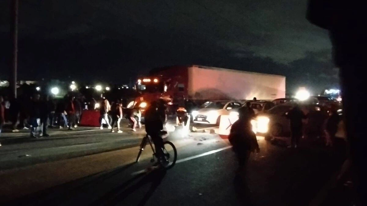 Pobladores de San Miguel Xoxtla bloquean la autopista México-Puebla en ambos sentidos