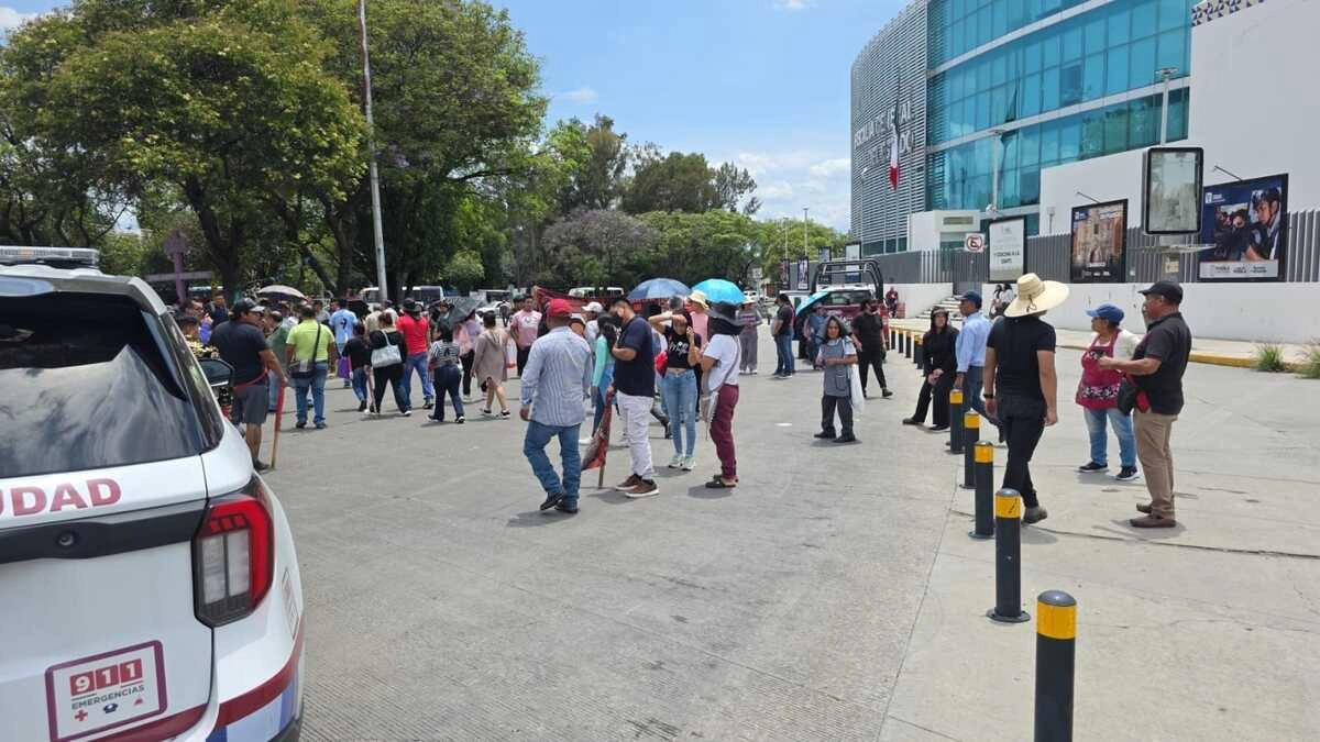 La 28 de Octubre se manifiesta en Fiscalía y desquicia el bulevar 5 de Mayo 