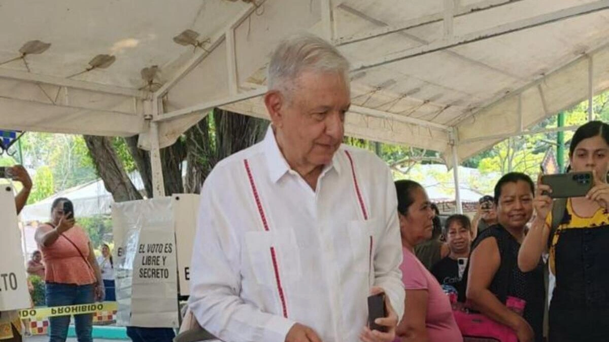 AMLO reaparece públicamente para participar en la elección judicial
