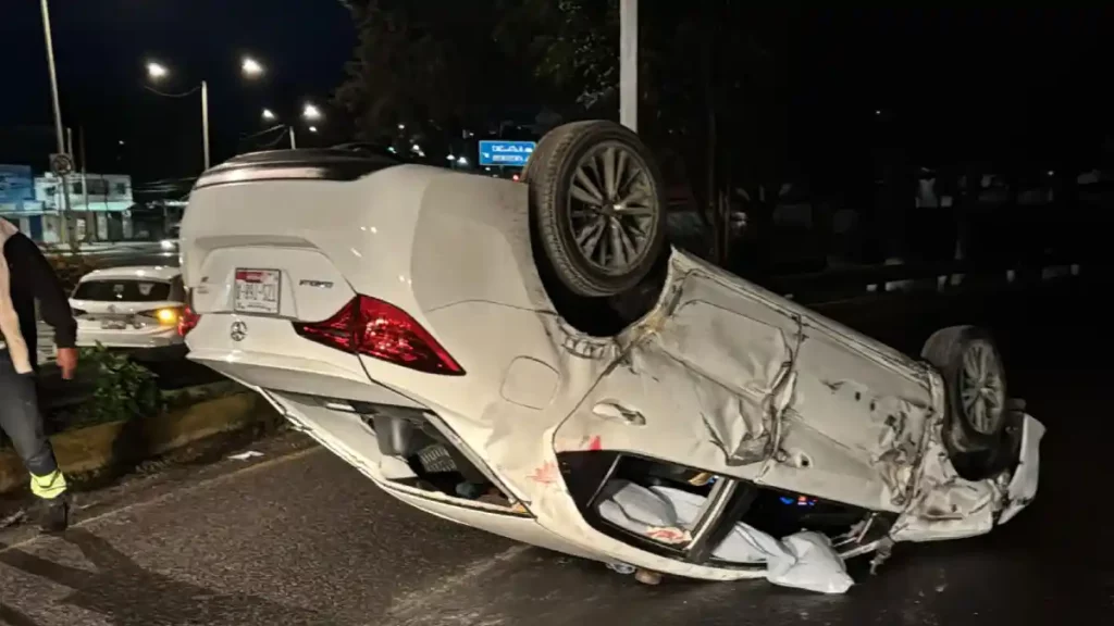 Auto volcado en el Puente de La María.