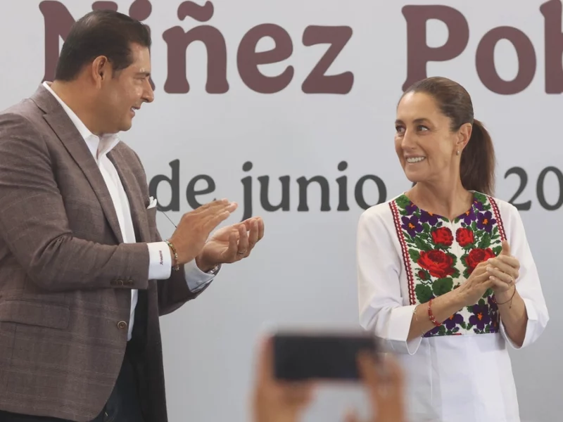 Sheinbaum reconoce que a Armenta lo respetan y lo quieren; recibe carpeta de proyectos