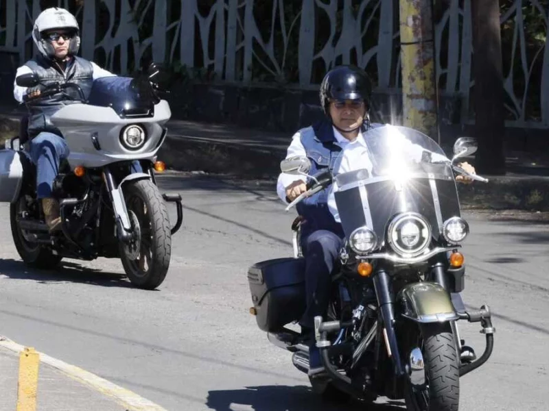Como biker, Armenta respalda Ley Chaleco; lamenta que la placa vaya solo en el casco 