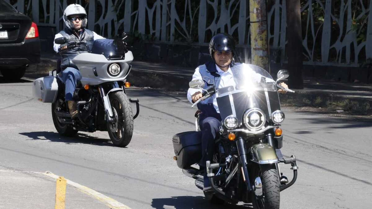 Como biker, Armenta respalda Ley Chaleco; lamenta que la placa vaya solo en el casco 