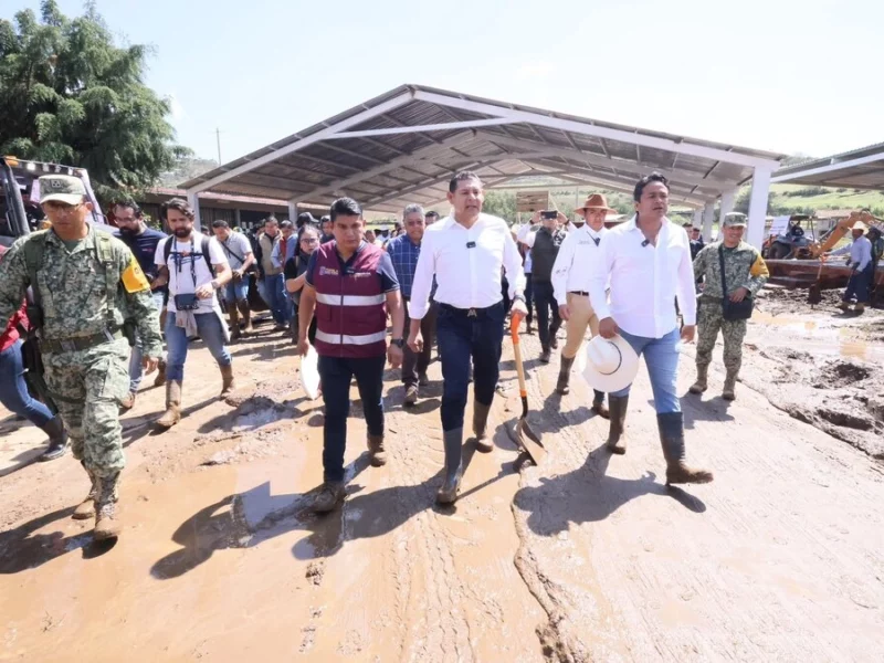 Armenta recorre Ajolotla, la comunidad de Chignahuapan que se inundó por las lluvias  