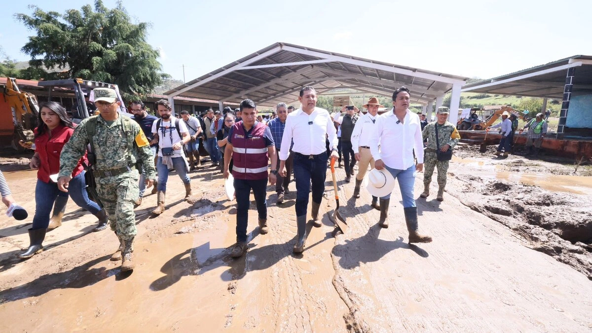 Armenta recorre Ajolotla, la comunidad de Chignahuapan que se inundó por las lluvias  