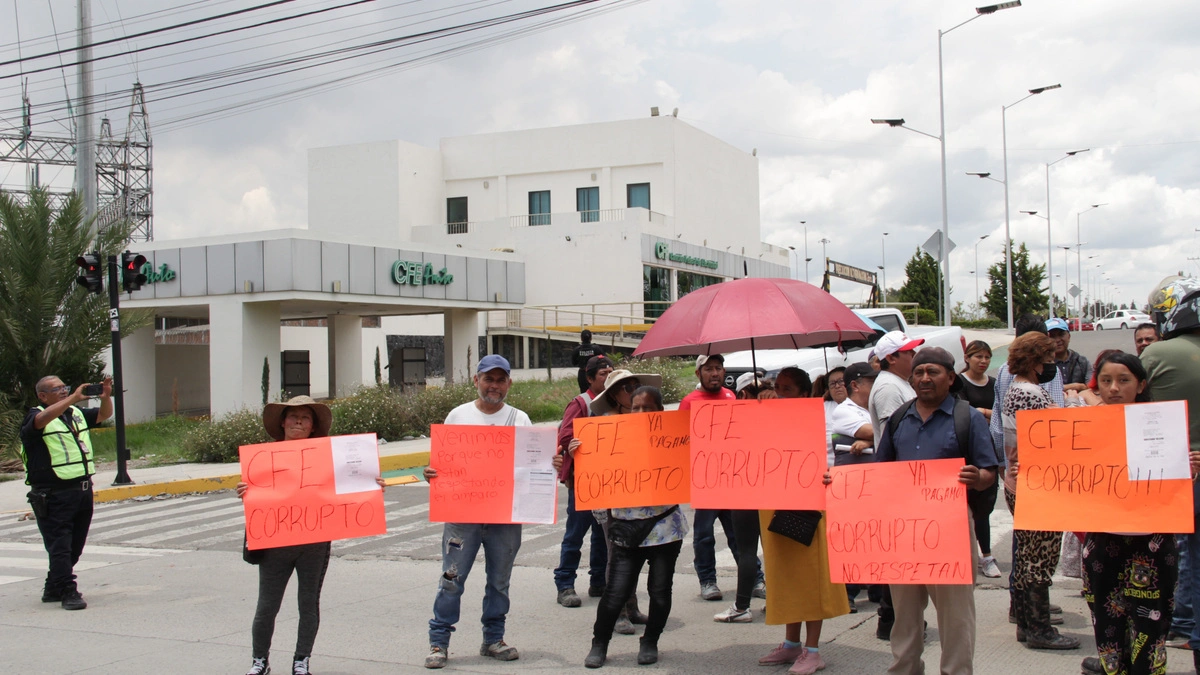 Bloquean la 11 Sur por corte de energía en la colonia 20 de Noviembre 